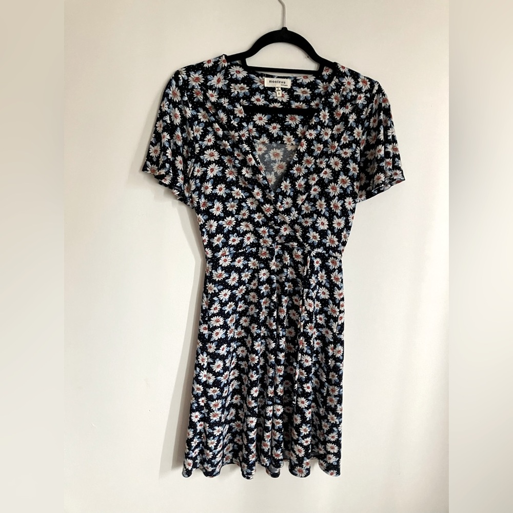 Mjni floral wrap dress from Monteau! Adorable amazing fit